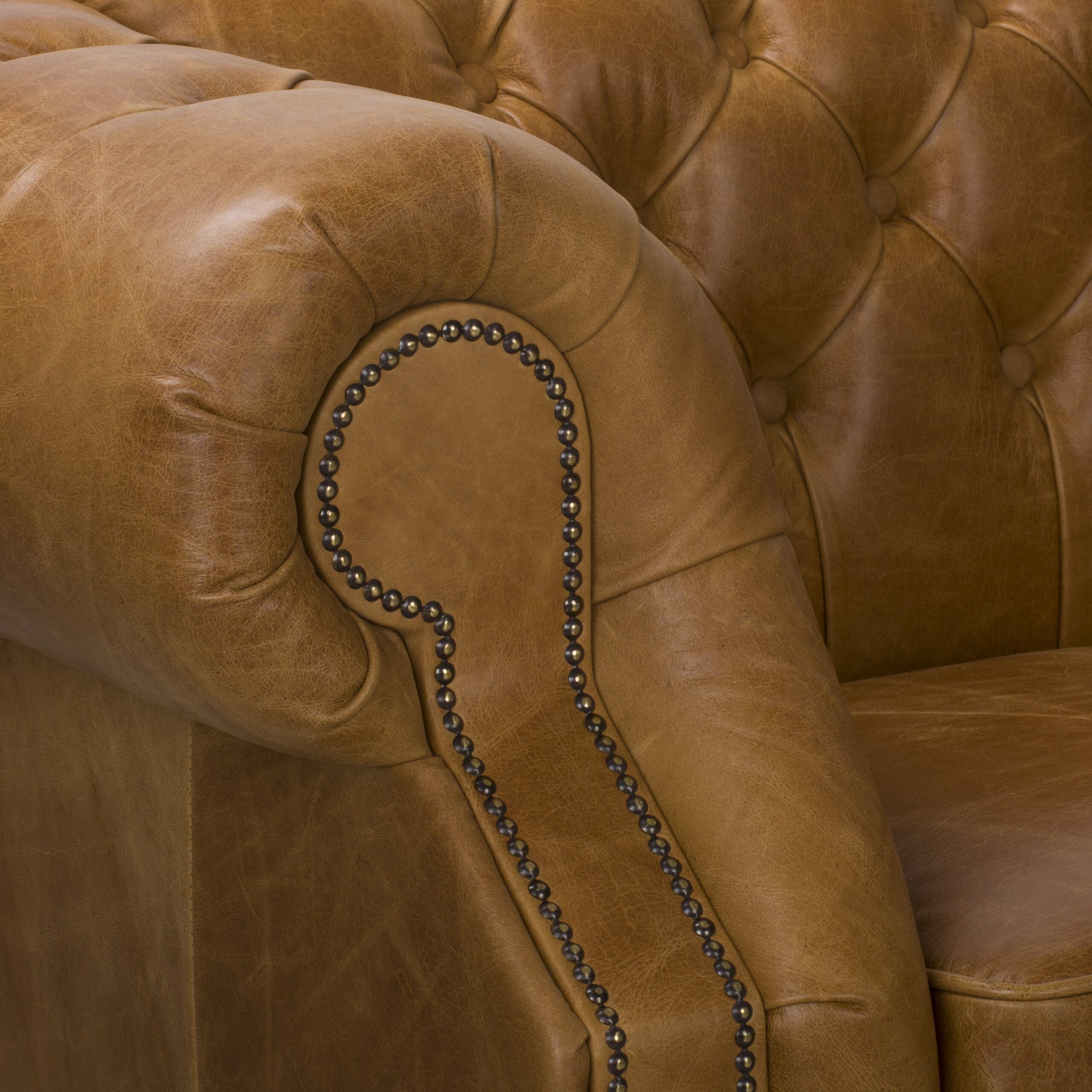 Skórzana sofa w kolorze brązowym.